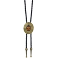 Détail de la cravate bolo vintage avec emblème étoile en bronze et pierre ambrée - Style de Pierre d'Ambre à Texture Ronde (04)