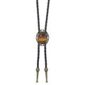 Détail d'une cravate bolo western avec pierre œil de tigre et fermoir en bronze fleuri - Style Oeil de Tigre Incrusté de Bronze (01)