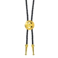 Detailansicht der goldenen Bolo-Tie Schnalle mit Stern und floraler Gravur am Band - Gold Pentagramm Vintage Scroll Stil (07)