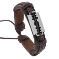Dettaglio del bracciale in pelle intrecciata marrone con ciondolo rasoio vintage argento - Marrone