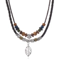 Collana boho a doppio strato in corda intrecciata con perle di legno e ciondolo a foglia - Marrone