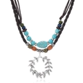 Collana boho multistrato con perline turchesi, ciondolo ad anello foglia e cordini intrecciati - Multicolore