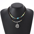 Détail du collier de perles rétro avec pendentif coeur et cordon en cuir tressé marron - Style Plaque de Métal Gravée Ronde