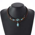 Collier multi-rangs bohème avec pendentif turquoise et cordons tressés sur mannequin - Style Pendentif Ovale en Turquoise