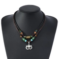 Détail d'un collier bohème double couche avec perles et pendentif hibou argenté vintage - Style Pendentif Hibou Vintage