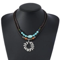 Détail du collier bohème à plusieurs rangs avec perles turquoise et pendentif feuille - Style Anneau Couronne de Laurier