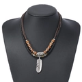 Détail du collier multicouche rétro avec perles en bois et pendentif plume en alliage gravé - Style Pendentif Plume en Alliage