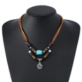 Détail du collier bohème à deux rangs avec pendentif arbre de vie et perle turquoise - Style Pendentif Fleur en Métal