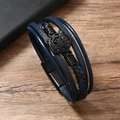 Detail van een meerlaagse leren armband met een zwarte metalen tijgerkop en magneetsluiting - Marineblauw
