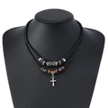 Détail du collier rétro avec des perles en bois colorées et un pendentif croix argent - Style Croix en Alliage Vintage