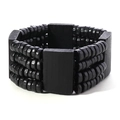 Detail eines mehrlagigen schwarzen Holzperlenarmbands für Herren mit ethnischen Elementen - Armband