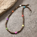 Detail einer Boho-Halskette mit Holzperlen, bunten Herzanhängern und Karabinerverschluss - Herz-Stil