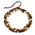 Vue macro détaillée de perles en bois multicouches avec cordon de serrage réglable - Collier