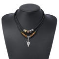 Détail du collier multicouche vintage arbre de vie avec perles et pendentif flèche - Style Pendentif Forme de Flèche en Métal