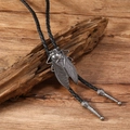 Dettaglio macro della cravatta bolo con libellula in argento vintage e cordino in pelle - Libellula in Argento Antico