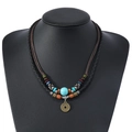 Détail d'un collier vintage à double couche avec perles et pendentif pièce en bronze - Style Pendentif Pièce de Cuivre Antique