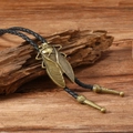 Bolo tie vintage con pendente a cicala in bronzo e cordino in pelle intrecciata nera - Libellula Bronzo Antico