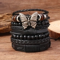 Dettaglio macro del bracciale multistrato bohémien con farfalla su legno - Set Farfalla in Pelle Nera