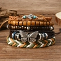 Vue détaillée des bracelets bohèmes multicouches avec breloques papillon et perles de bois - Style Vintage Cordon en Cuir Papillon Cactus (5)