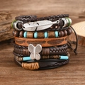 Detail eines mehrlagigen Boho-Armbands mit Türkisperlen und Feder-Schmetterlingsanhängern - Feder Schmetterling Vintage Set (5)