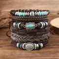 Detail von Boho-Armbändern mit Türkisperlen, Leder- und Holztexturen im Lagendesign - Geprägtes Silber Set (7)