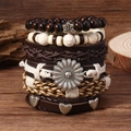 Détail d'un ensemble de bracelets bohèmes multicouches avec marguerite et cuir - Ensemble Cœur + Fleur