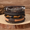 Set di 4 bracciali in pelle retrò da uomo con piuma d'argento su base in legno - Multicolore