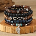 Détail d'un ensemble de bracelets vintage avec perles et pendentif feuille sur bois - Ensemble de 5 pièces Infini 8
