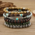 Boho-Set aus mehrlagigen Holzperlen- und Türkis-Armbändern mit einem Metallfeder-Anhänger - Feder 6-teiliges Set