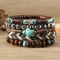 Vue détaillée de bracelets bohèmes multicouches avec pendentif tortue sur bois - Ensemble de 5 pièces Tortue