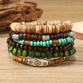 Détail de 5 bracelets bohèmes superposés avec perles de bois et pierres turquoise - Ensemble de 6 pièces Vert