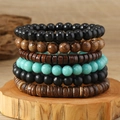 Detail von mehrlagigen Holzperlenarmbändern mit Kokosnussschalen und Türkissteinen - Holzperlen 6-teiliges Set