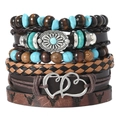 Détail du bracelet bohème en cuir avec crâne de taureau et perles de bois - Style Cœur
