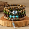 Vue détaillée de 5 bracelets de perles tribales avec œil protecteur et plume - Ensemble de 5 pièces Mauvais Œil
