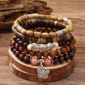 Details von geschichteten Holzperlenarmbändern mit Herzanhängern und Schmetterlingsdekor - Rosa Herz 5-teiliges Set