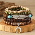 Détail de bracelets bohèmes superposés avec pendentifs plume en argent et corne - Ensemble de 5 pièces Corne