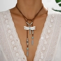 Collana boho con ciondolo a libellula, perline turchesi e nappe di piume su cordino marrone - Stile Pendente Libellula (RH804-A)