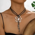 Boho-Halskette mit silbernem Blumenanhänger und Perlenquasten an einer schwarzen Kordel - Schwarz