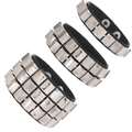 Dettaglio di 3 bracciali punk in pelle con borchie quadrate in metallo argentato e bottoni - Set da 3 pezzi