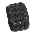 Dettaglio del bracciale punk in pelle nera con tre file di borchie metalliche quadrate - Tre file