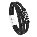 Detail eines mehrlagigen schwarzen Lederarmbands mit Fußballperle und Magnetverschluss - Gold Fußball Stil (02)