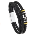 Nahaufnahme eines mehrlagigen Lederarmbands mit Fußball-Charm und Magnetverschluss für Herren - Retro Fußball Stil (03)