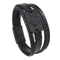 Detalle de pulsera de cuero multicapa para hombre con dije de cabeza de lobo y cierre imán - Negro