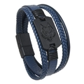 Detalle de pulsera de cuero azul multicapa con cierre magnético negro y grabado de cabeza de lobo - Azul Marino
