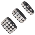 Dreiteiliges Punk Lederarmband Set in Schwarz mit silbernen Herznieten und Druckknopf - Sortiertes Stilset