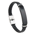 Detailaufnahme eines geflochtenen schwarzen Lederarmbands mit poliertem Metallplättchen - Schwarz