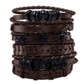 Detail eines mehrlagigen Lederarmbands mit Punk-Totenkopfperlen und gewebtem Seil - Stil 4 (Braun)