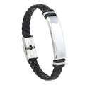 Detail eines geflochtenen Lederarmbands mit Edelstahlverschluss und silberner Metallplatte - Silber
