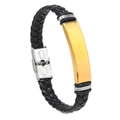 Detail der goldenen Edelstahlplatte am schwarzen geflochtenen Lederarmband für Herren - Gold