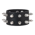 Dettaglio di un bracciale punk in pelle multistrato con borchie metalliche e bottoni a scatto - Stile a Doppia Fila di Rivetti